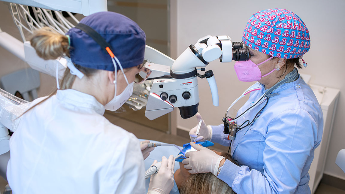 Paziente sottoposto ad un trattamento utilizzando un Microscopio odontoiatrico in uno studio dentistico Brescia