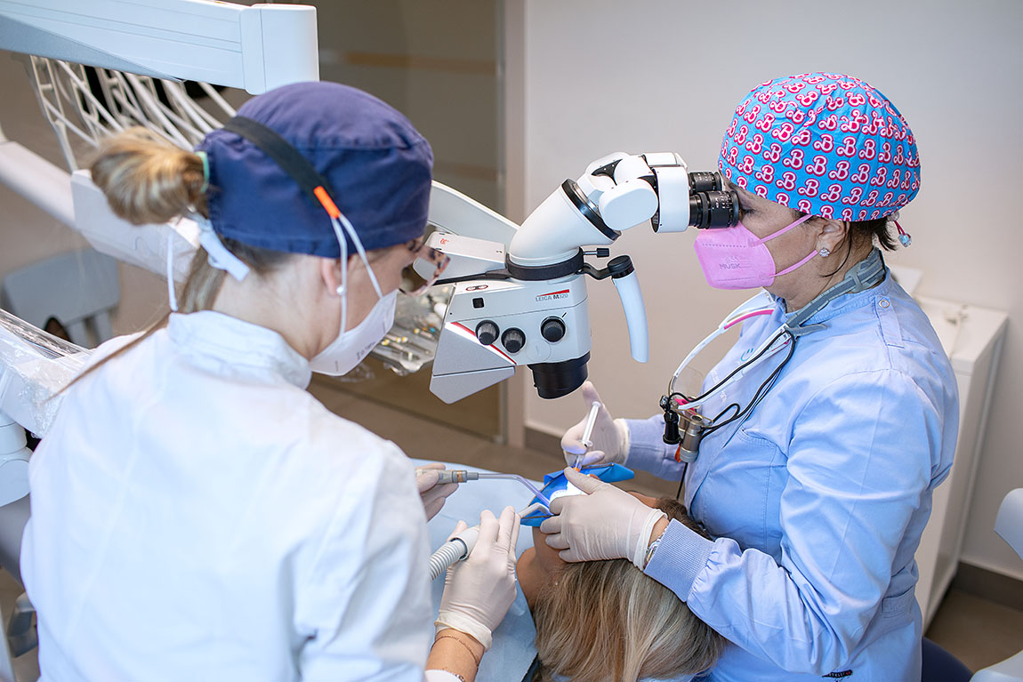Paziente sottoposto ad un trattamento utilizzando un Microscopio odontoiatrico in uno studio dentistico Brescia